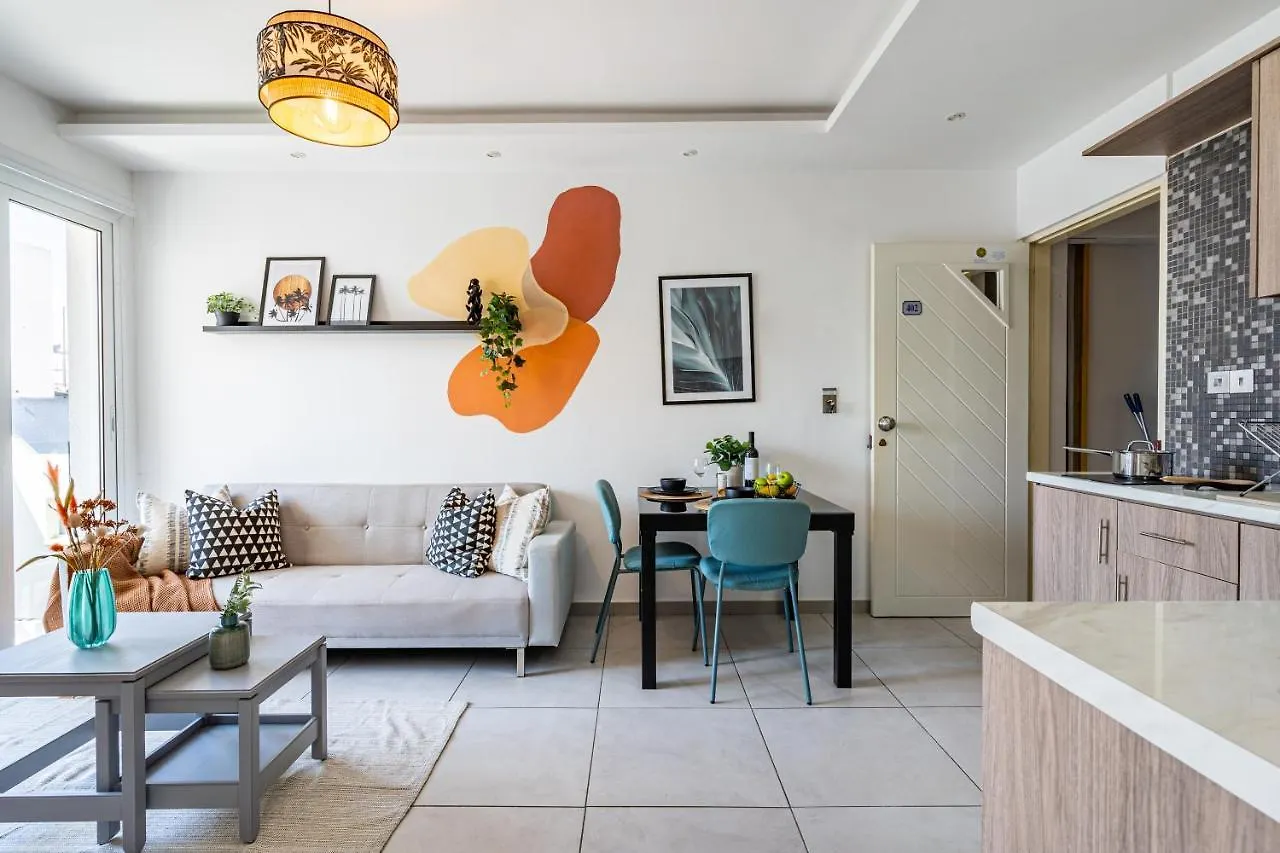Lägenhet Made With Love 1-Br Apt By Finikoudes Beach Larnaca Cypern